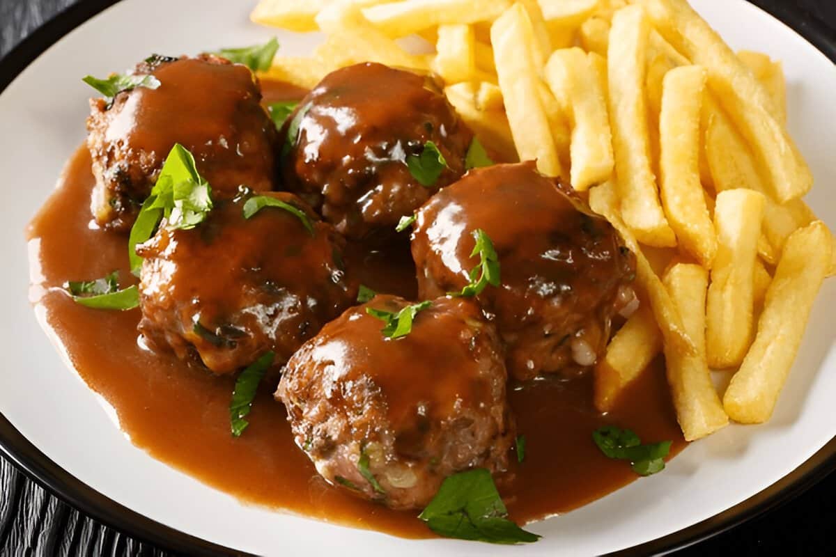 Boulets liégeois servis avec frites et sauce lapin