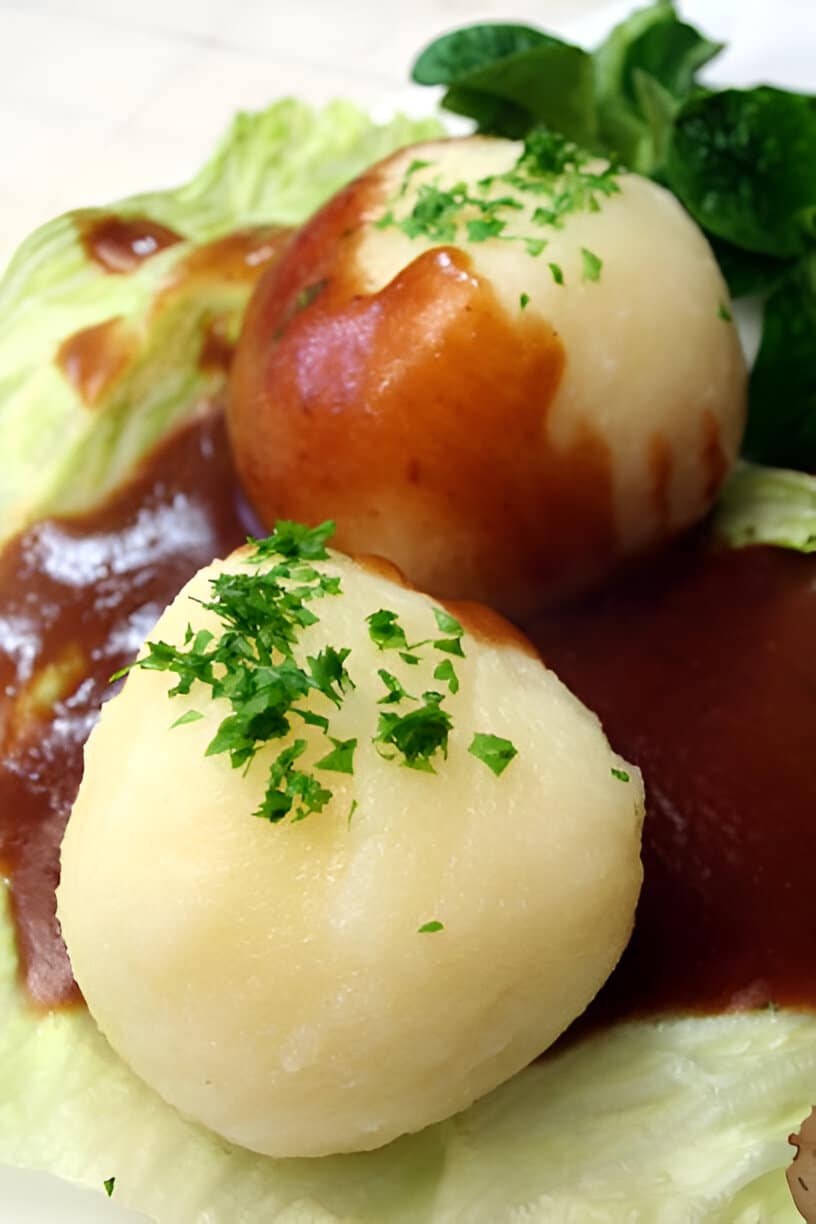 Boulets liégeois accompagnés de pommes de terre vapeur et sauce brune
