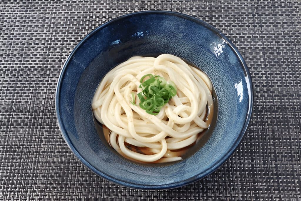 Soupe de nouilles udon avec bouillon léger et ciboulette