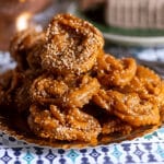Pâte à chebakia crue façonnée en forme de fleur