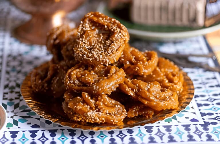 Pâte à chebakia crue façonnée en forme de fleur