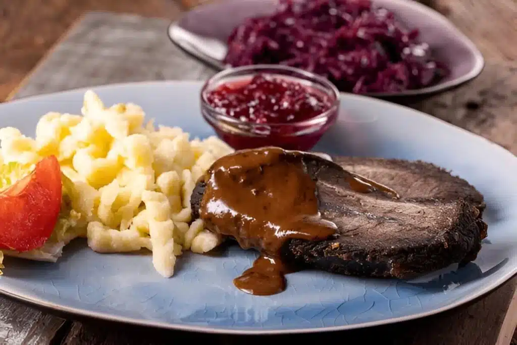 Tranche de Sauerbraten avec spaetzle, chou rouge et confiture d’airelles