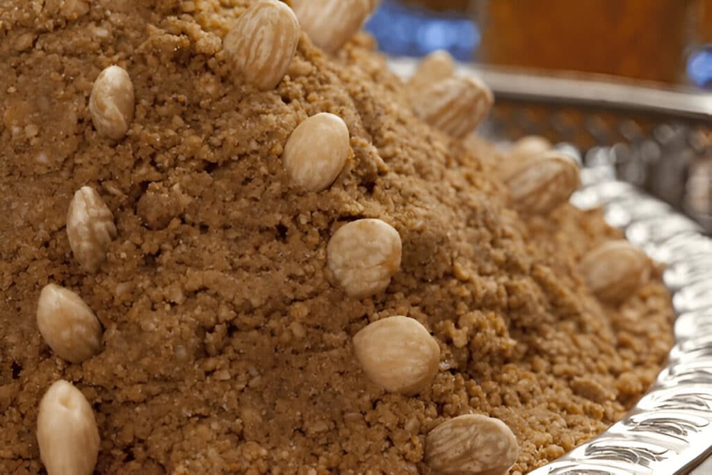 Poudre de sellou maison étalée sur une assiette blanche