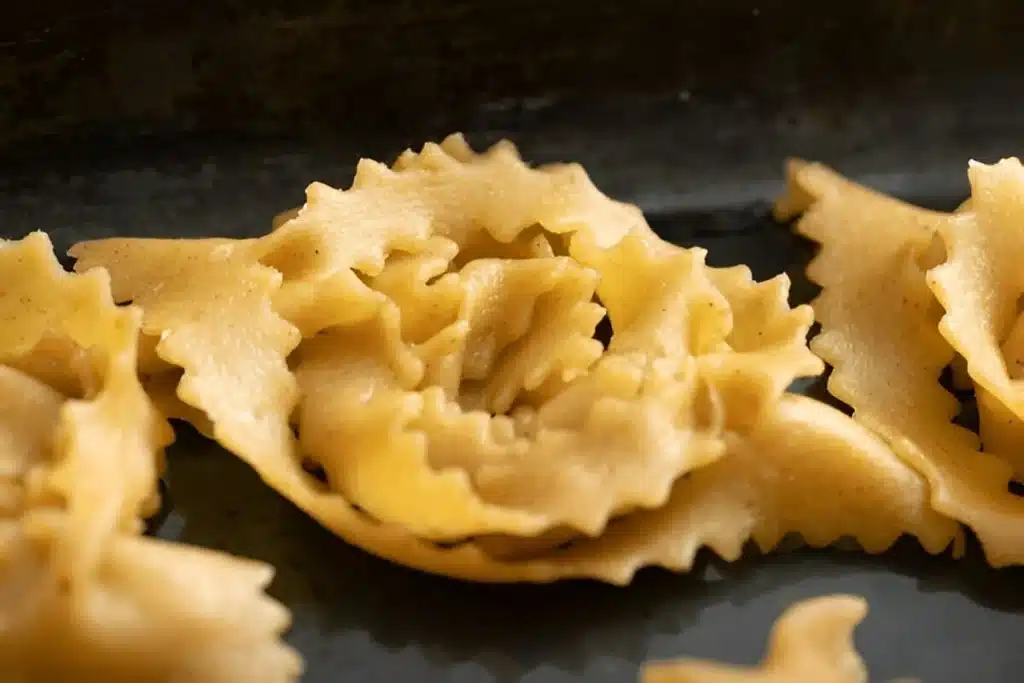 Pâte à chebakia crue façonnée en forme de fleur