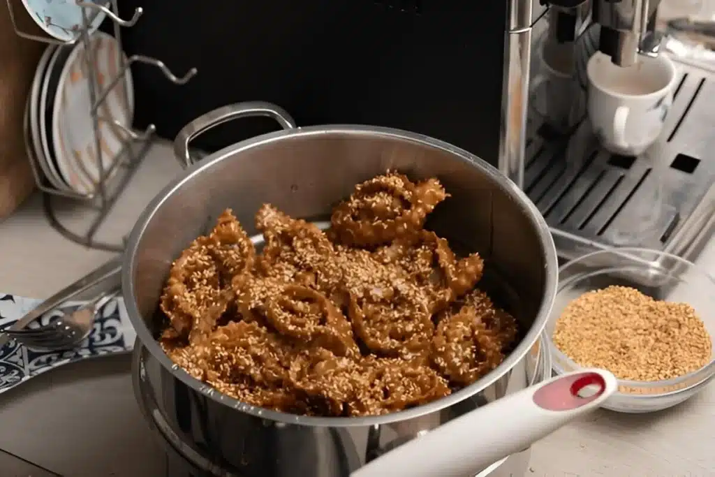 Chebakia au sésame dans une grande casserole en inox