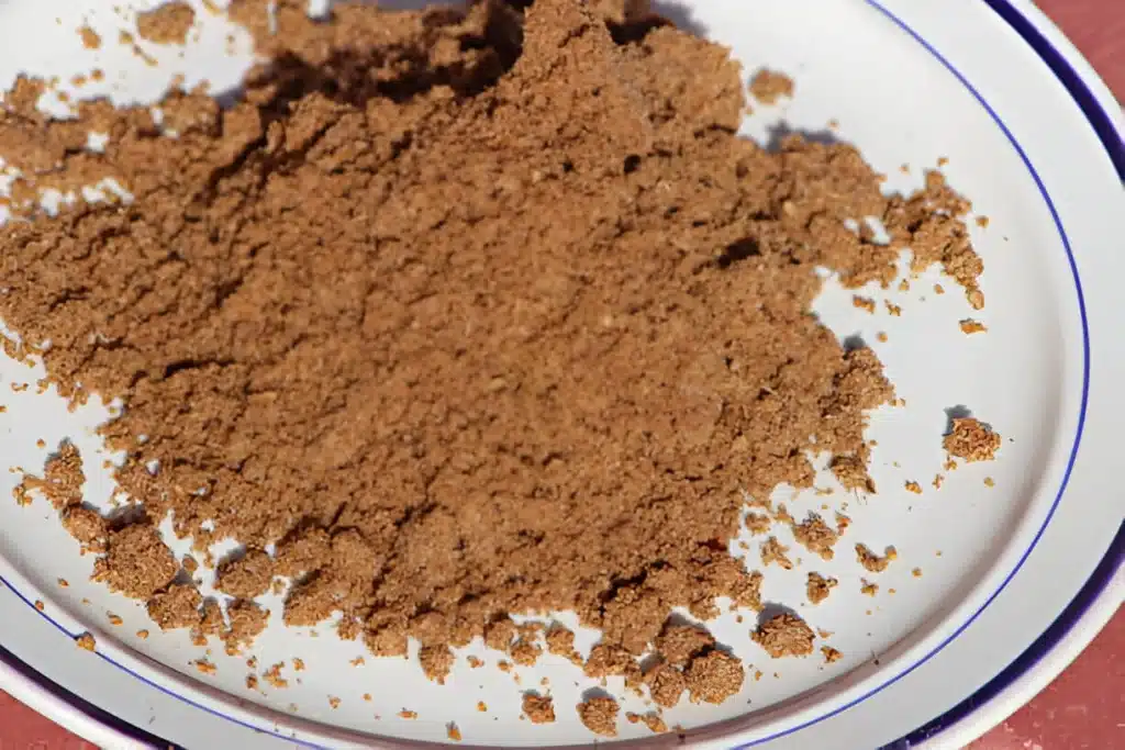  Poudre de sellou maison étalée sur une assiette blanche