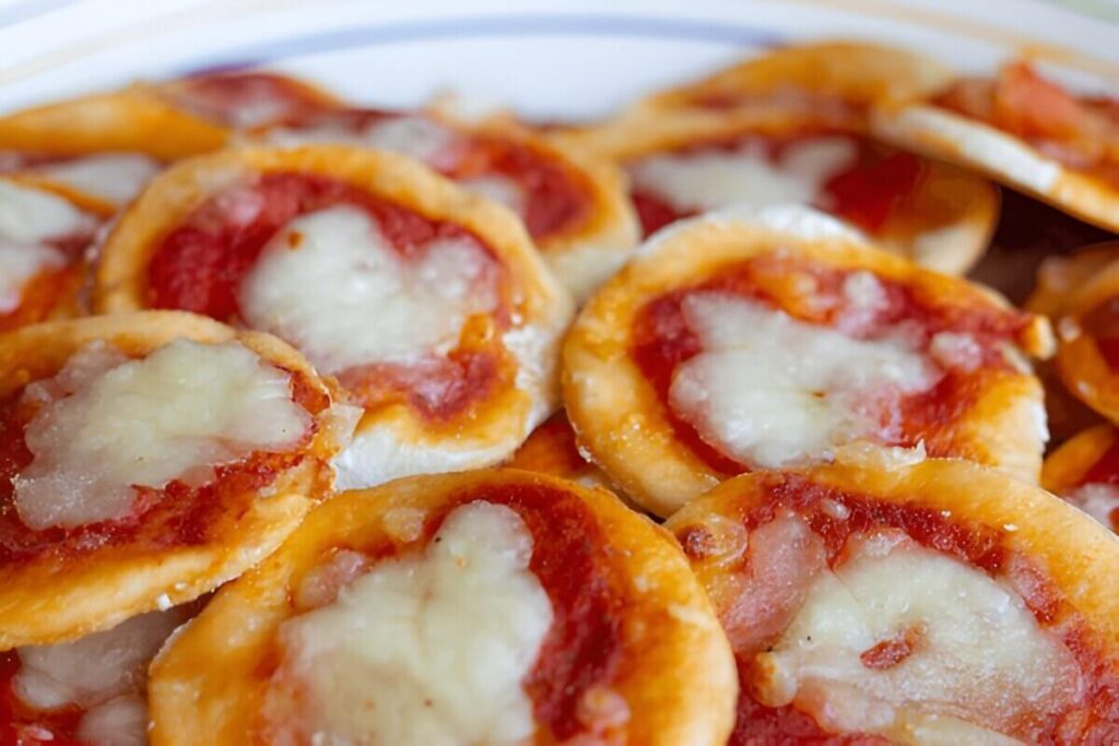 Gros plan sur des pizzettes dorées à la mozzarella fondue