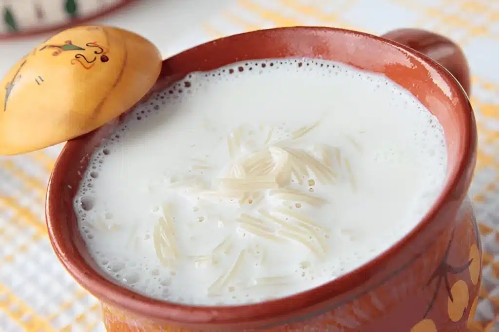 Soupe de vermicelles au lait servie dans un bol en terre cuite
