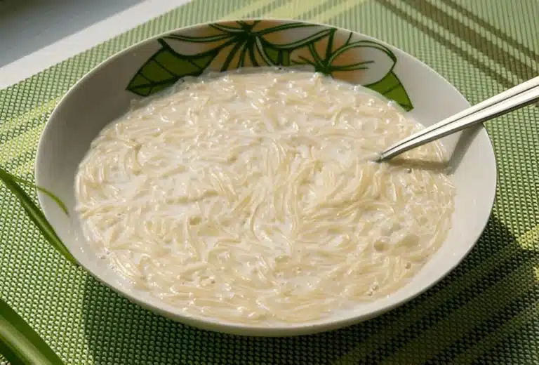 Soupe vermicelle au lait servie chaude dans une assiette creuse