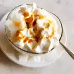 île flottante dessert classique avec crème anglaise et caramel