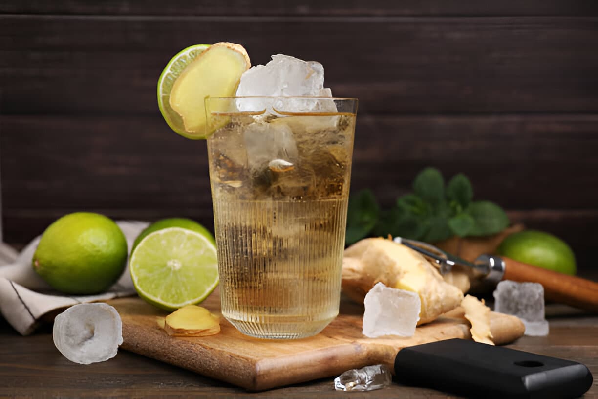 Soda gingembre-citron vert maison Verre de boisson gazeuse au gingembre avec glaçons et citron vert