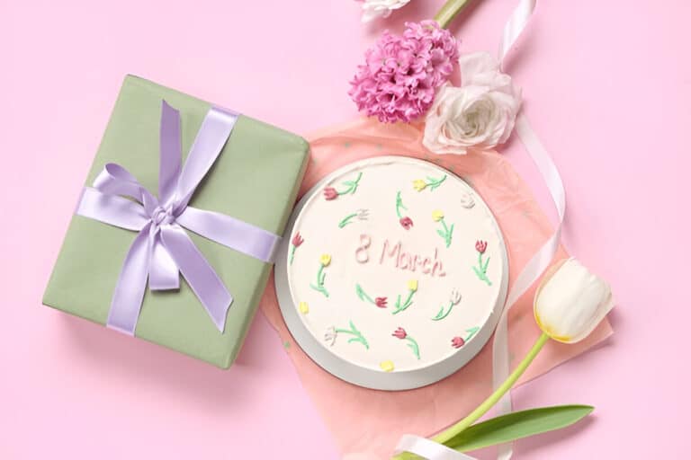 Gâteau bento décoré pour le 8 mars avec fleurs