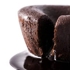 Fondant au chocolat cœur coulant gros plan avec chocolat fondu