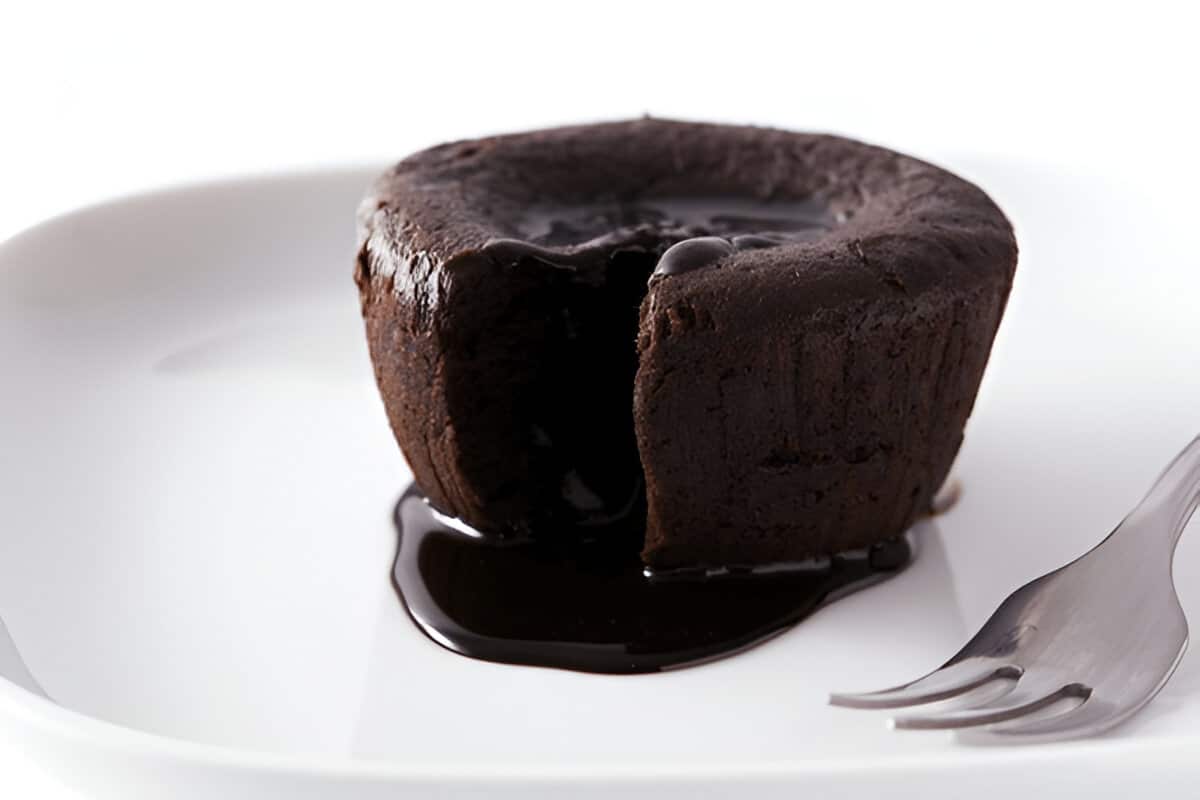 Fondant au chocolat cœur coulant servi dans une assiette