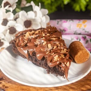 Part de gâteau au chocolat nappée de Nutella crémeux et éclats croquants