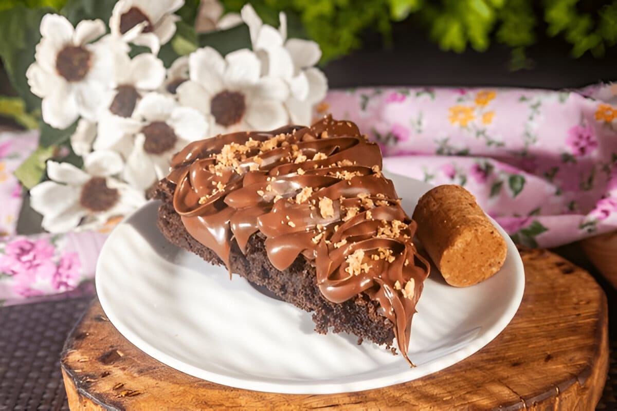 Part de gâteau au chocolat nappée de Nutella crémeux et éclats croquants